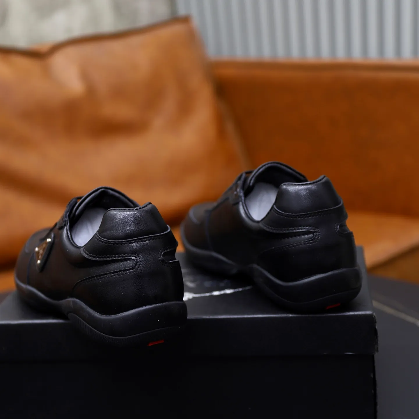 Ex-factory price: 440💰🙅‍♂️🙅‍♂️🙅‍♂️ Brand: PRADA Standard code: 38-44 (45 customized) Grade: Same as the official website Material: Original leather splicing, comfortable and breathable lining, original wear-resistant outsole Style category: Men's fashionable casual shoes, running shoes, noble luxury brand elements, top luxury Color: actual picture color